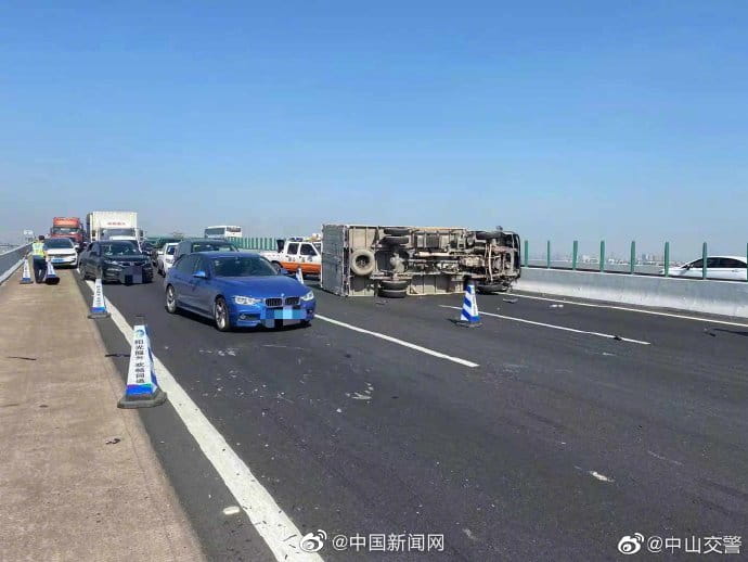 图片[2]-交警辟谣男子用千斤顶当警示架致事故-玩转网