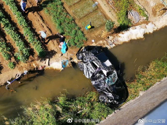 交警辟谣男子用千斤顶当警示架致事故-玩转网