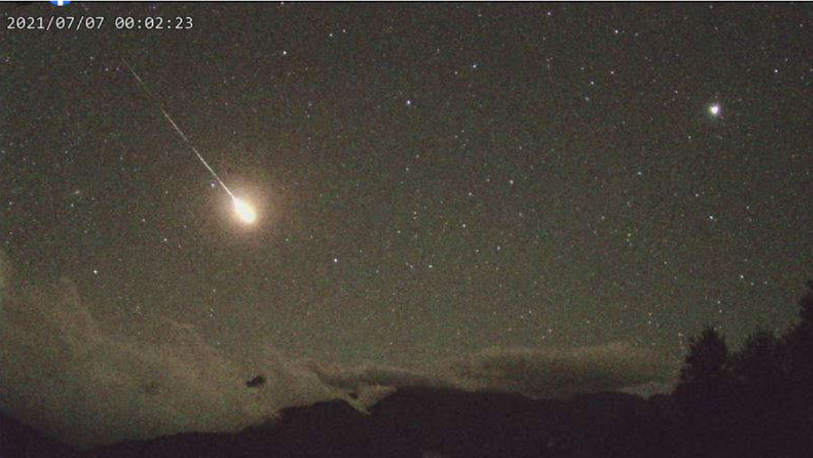 图片[1]-巨型火球深夜坠落台湾省？连续闪耀强光，全台可见，到底是什么？-玩转网