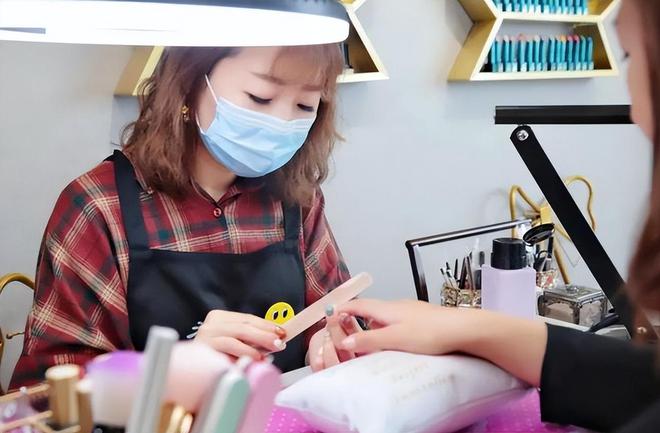 图片[1]-00后女大学生宿舍美甲月入过万，没毕业就买车开店，评论区却酸了-玩转网