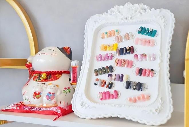 图片[2]-00后女大学生宿舍美甲月入过万，没毕业就买车开店，评论区却酸了-玩转网