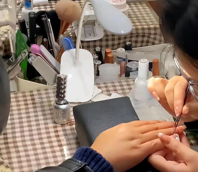 图片[3]-00后女大学生宿舍美甲月入过万，没毕业就买车开店，评论区却酸了-玩转网