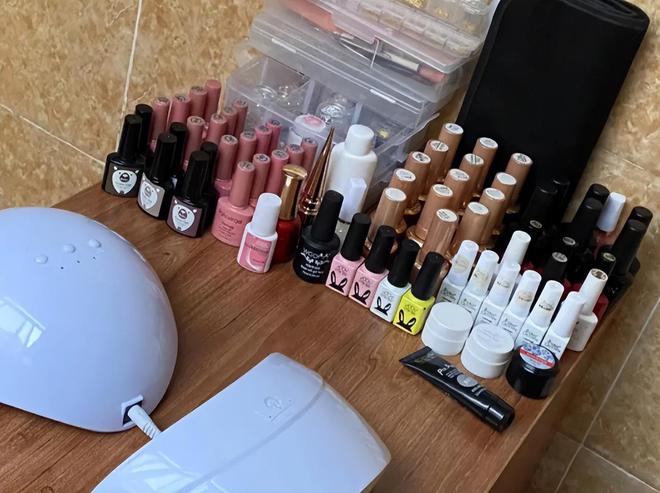 图片[5]-00后女大学生宿舍美甲月入过万，没毕业就买车开店，评论区却酸了-玩转网