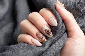 00后女大学生宿舍美甲月入过万，没毕业就买车开店，评论区却酸了-玩转网