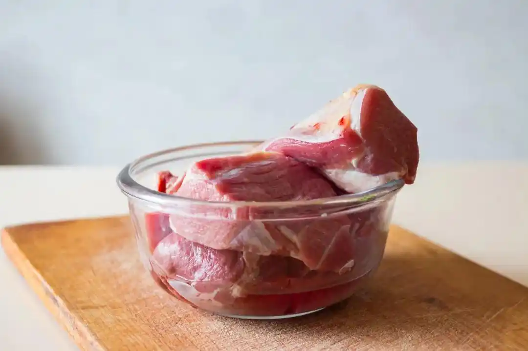 真的别再把肉泡水里解冻了！冻肉正确的解冻方法！-玩转网