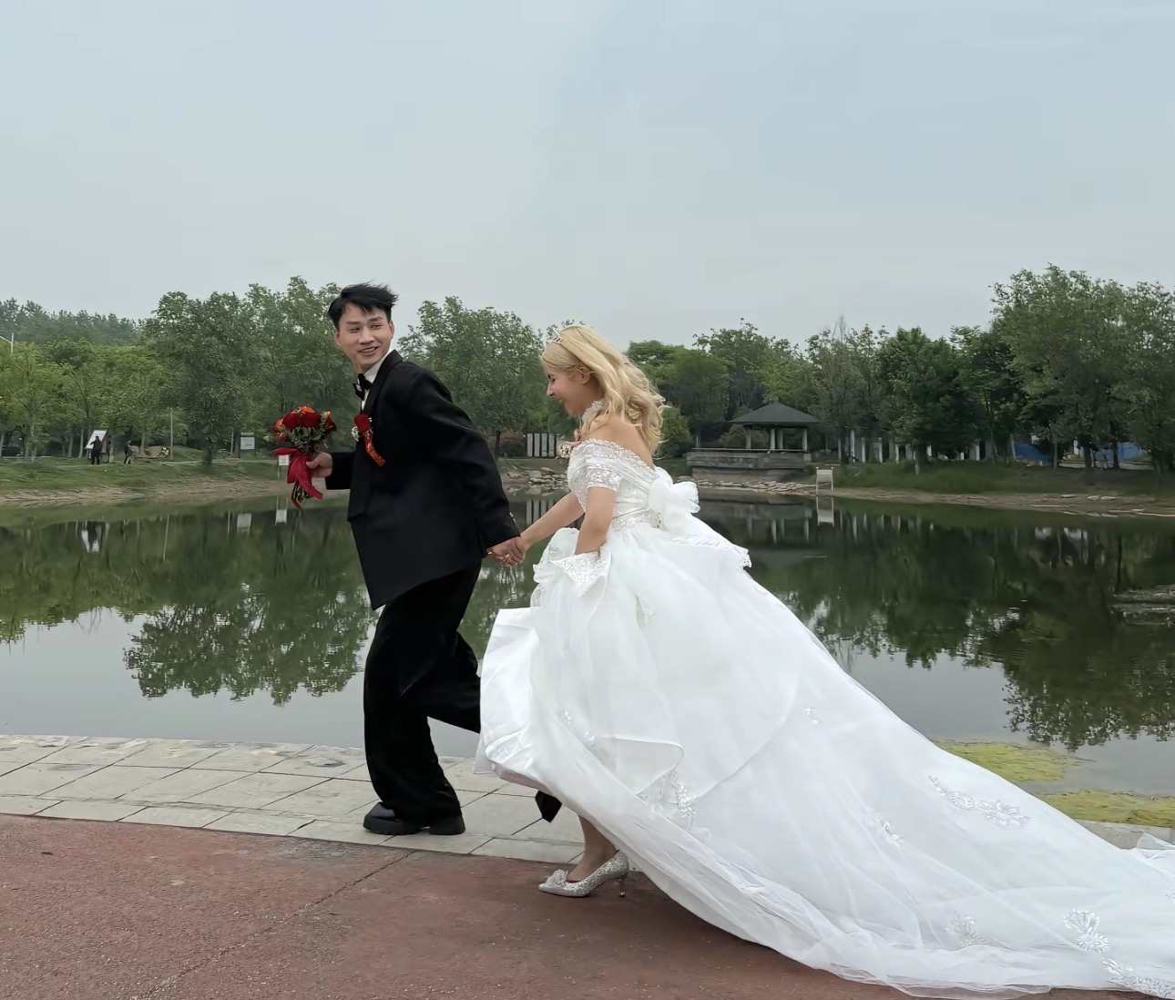 摩洛哥女孩远嫁中国走红：无彩礼简办婚礼，笑容治愈全网，她一笑，我们看懂了婚姻的真相-玩转网